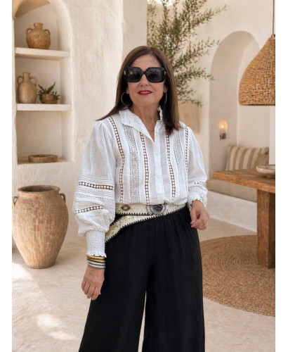 Camisa blanca con Detalles Bordados y Microplisados 2