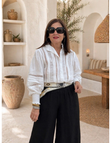 Camisa blanca con Detalles Bordados y...