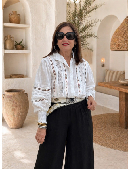 Camisa blanca con Detalles Bordados y Microplisados