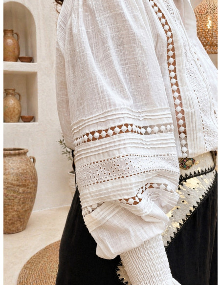 Camisa blanca con Detalles Bordados y Microplisados