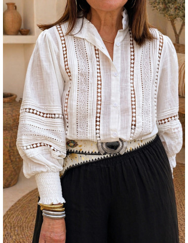 Camisa blanca con Detalles Bordados y...