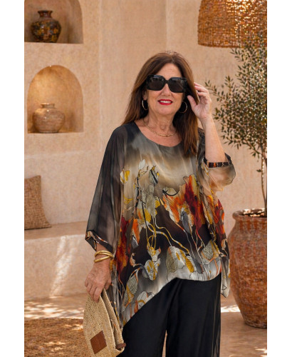 Blusón fluido de seda con estampado.