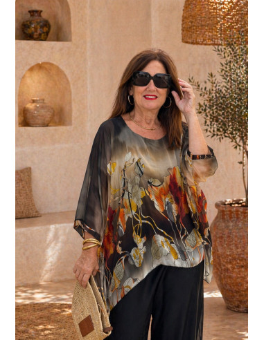 Blusón fluido de seda con estampado.