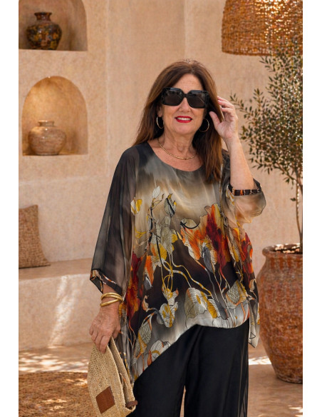 Blusón fluido de seda con estampado.