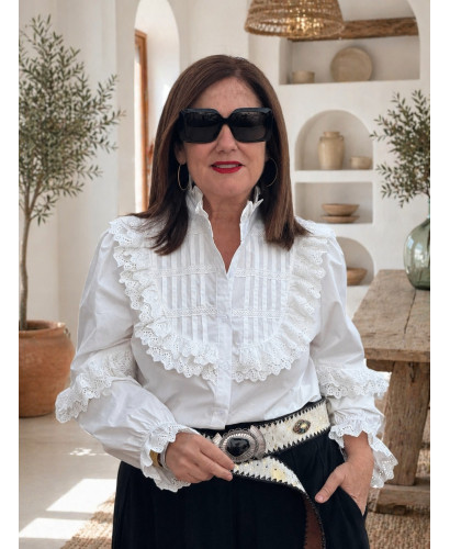 Camisa Blanca con Detalles Bordados y Volantes