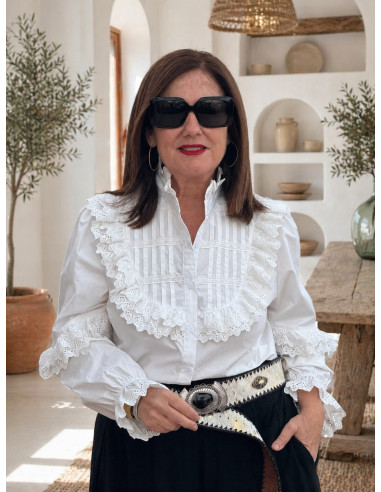 Camisa Blanca con Detalles Bordados y Volantes
