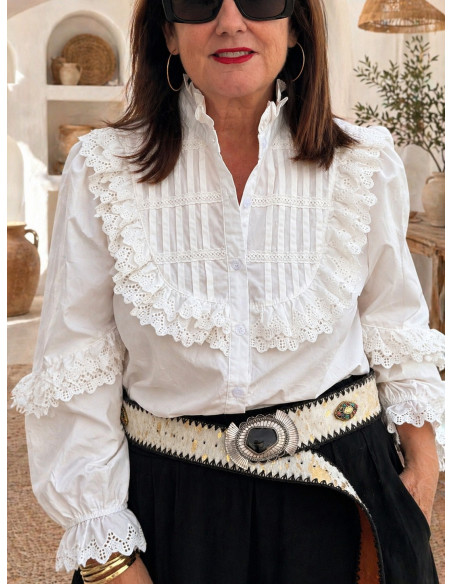 Camisa Blanca con Detalles Bordados y Volantes