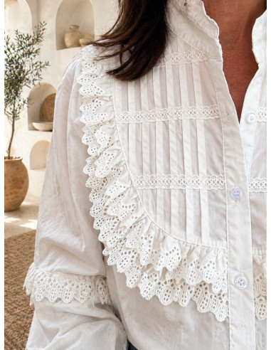 Camisa Blanca con Detalles Bordados y Volantes