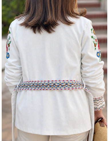 Cazadora Vaquera Blanca Bordada con Cinturón