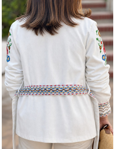 Cazadora Vaquera Blanca Bordada con Cinturón