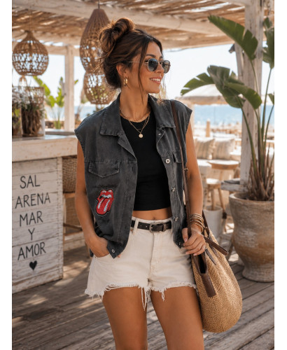 Chaleco efecto lavado gris con parche estampado