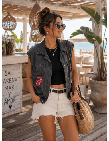 Chaleco efecto lavado gris con parche estampado