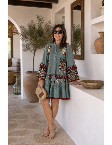 Vestido corto  con animal print, bordados y...