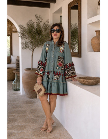 Vestido corto  con animal print, bordados y bolsillos