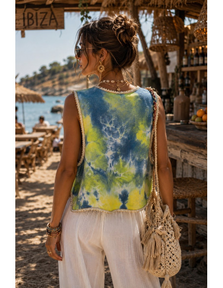 Chaleco tie dye con lentejuelas y estampado arty