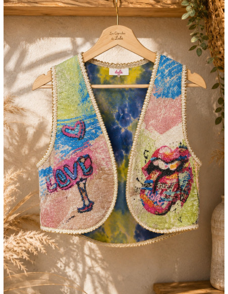 Chaleco tie dye con lentejuelas y estampado arty