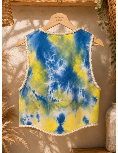 Chaleco tie dye con lentejuelas y estampado arty