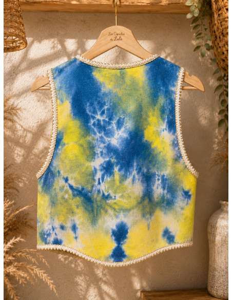 Chaleco tie dye con lentejuelas y estampado arty