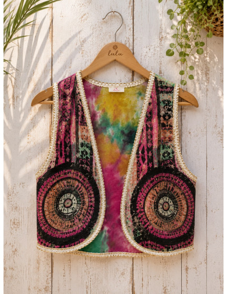 Chaleco tie dye con lentejuelas y estampado