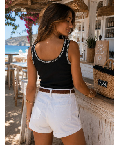 Camiseta canalé negra con filo bordado blanco 2