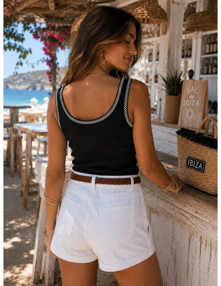 Camiseta canalé negra con filo bordado blanco