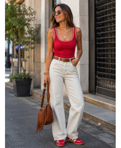 Camiseta canalé roja con filo bordado blanco 2