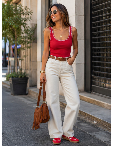 Camiseta canalé roja con filo bordado blanco