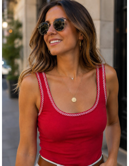 Camiseta canalé roja con filo bordado blanco