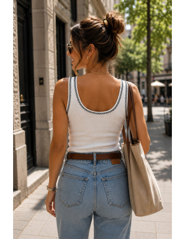 Camiseta canalé blanca con filo bordado negro