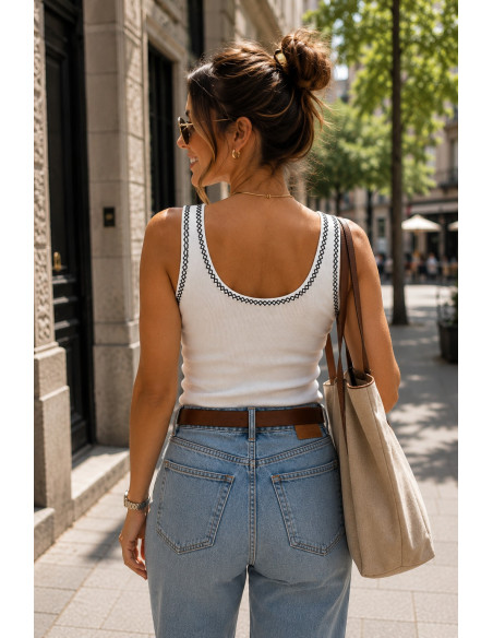 Camiseta canalé blanca con filo bordado negro