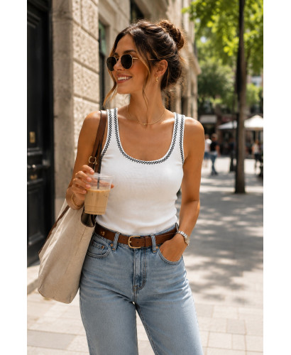Camiseta canalé blanca con filo bordado negro