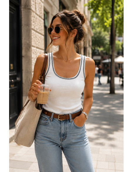 Camiseta canalé blanca con filo bordado negro