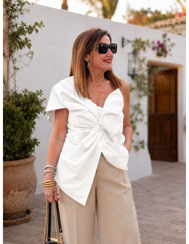 Top blanco con Lazo de Hombro al Aire