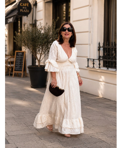 Vestido Largo en Bordado Inglés crudo con Escote de Pico 2