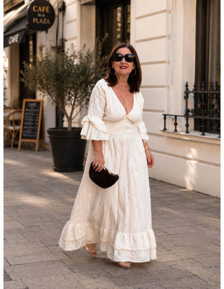 Vestido Largo en Bordado Inglés crudo con Escote de Pico