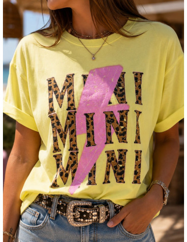 Camiseta Amarilla con Rayo y Letras Animal Print ⚡