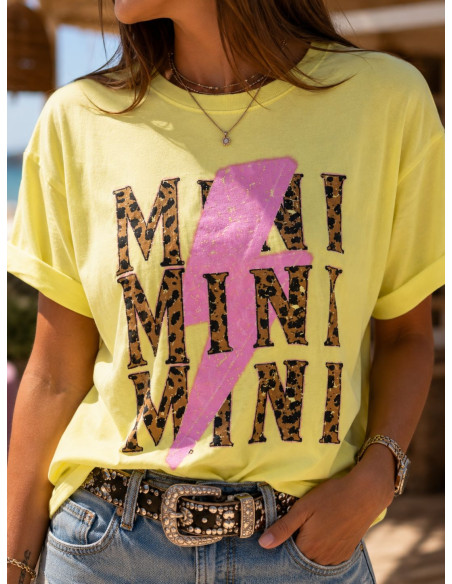Camiseta Amarilla con Rayo y Letras Animal Print ⚡