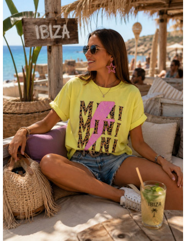 Camiseta Amarilla con Rayo y Letras Animal Print ⚡
