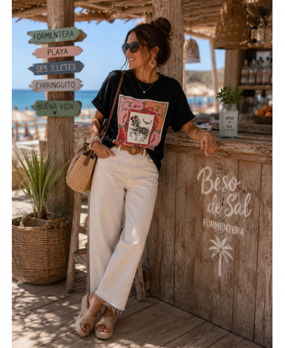 Camiseta negra con estampado frontal y pedrería 2