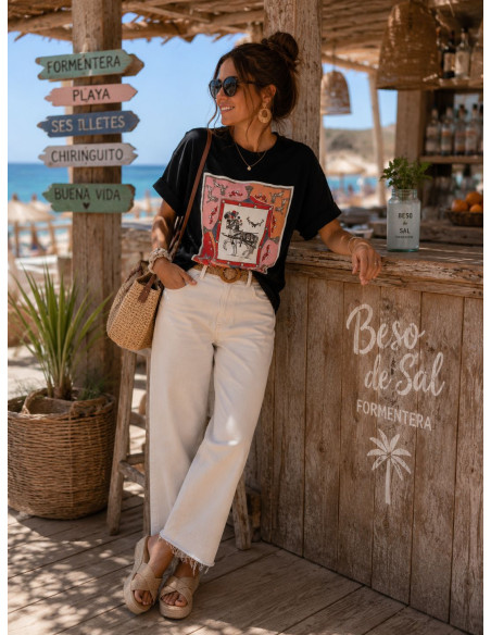 Camiseta negra con estampado frontal y pedrería