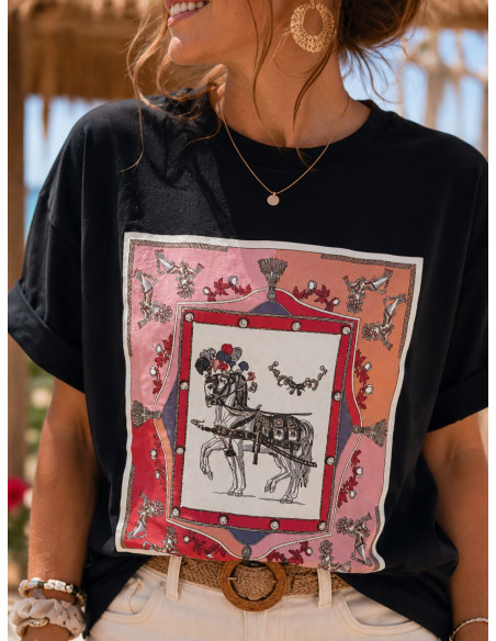 Camiseta negra con estampado frontal y pedrería