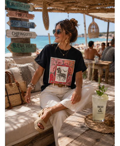 Camiseta negra con estampado frontal y pedrería