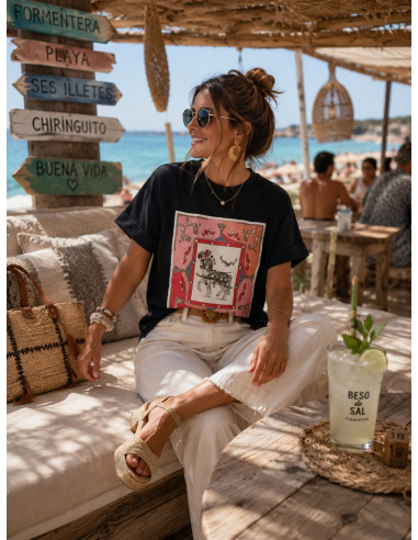 Camiseta negra con estampado frontal y pedrería
