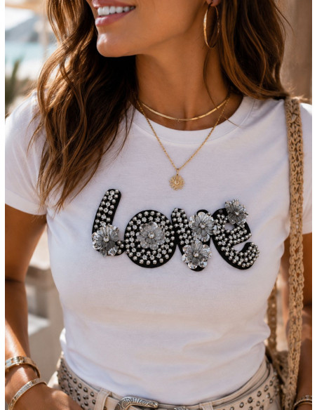 Camiseta blanca con LOVE en abalorios