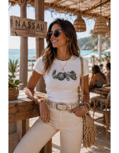 Camiseta blanca con LOVE en abalorios