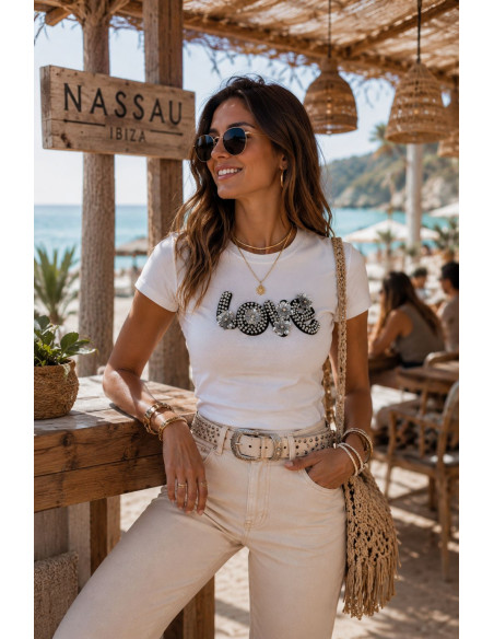 Camiseta blanca con LOVE en abalorios