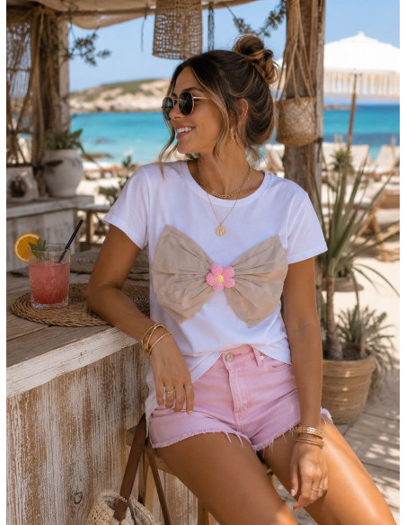 🎀 Camiseta Manga Corta Blanco con Lazo Camel y Flor Rosa 🌹