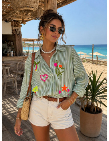 Camisa navy verde y blanca con bordados flúor