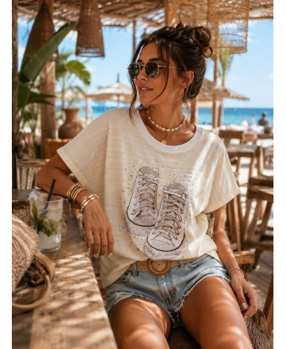 Camiseta navy amarilla y blanca con deportivas strass