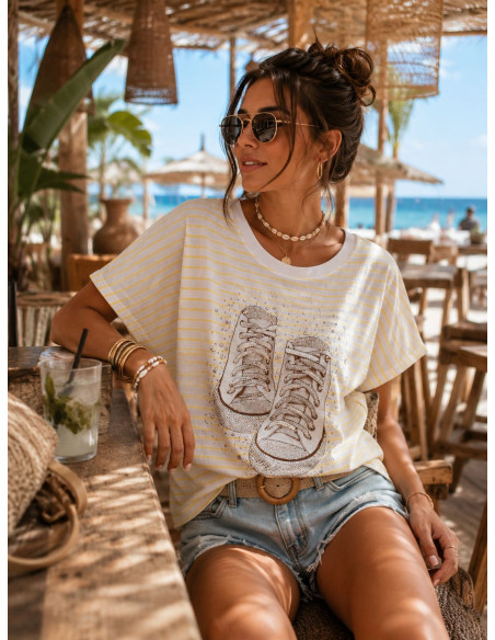 Camiseta navy amarilla y blanca con deportivas strass